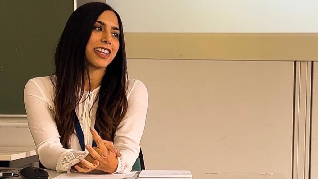 Reconciling Cultural Identities with the Surrounding&nbsp;Society